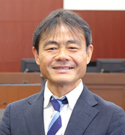 法学部長 春日　勉