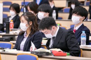 立論の発表を聴く参加者。表情は真剣そのものです