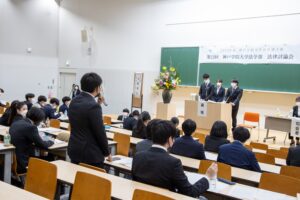 ひとつの参加団体の立論の発表が終わると、他の参加団体のメンバーが立論について質問をします。質疑応答は自ずと白熱します