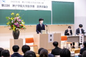 会場の参加者が、出題者の香川先生の講評に聞き入っています