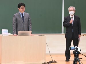 藤川准教授（左）と講演会の趣旨について話す岡田豊基法学部教授