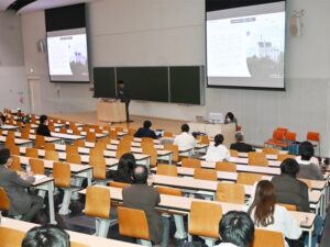 藤川准教授の講演を聴く学生や教職員ら