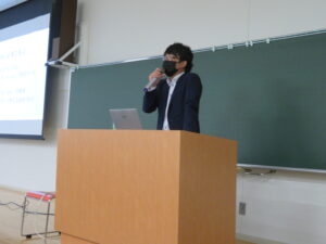 講演する藤原さん