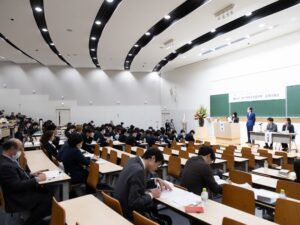 多数の学生が参加した法律討論会