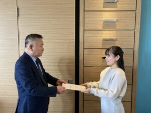②英語スピーチ大会の表彰を受ける高島さん