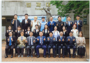 ①参加した学生および教員（日韓中の4大学）の集合写真
