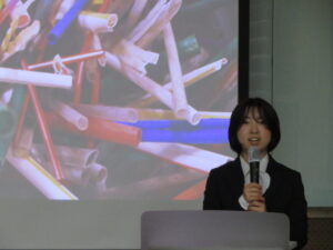 ②プレゼンテーションをする法学部２年次生の赤瀬このはさん