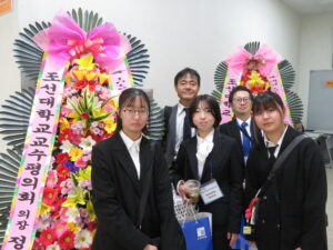 ③英語スピーチ大会終了後、大会会場入り口前で撮影