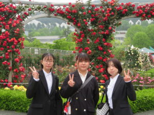 ④「Rose Festival」開催中の朝鮮大学キャンパスにて