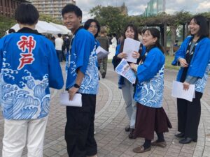 キャンパス内で矯正展のビラを配る学生