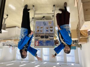 来訪者を歓迎する学生