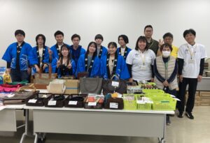 神戸刑務所の職員の方々と一緒に記念撮影