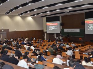 講演に耳を傾ける参加者