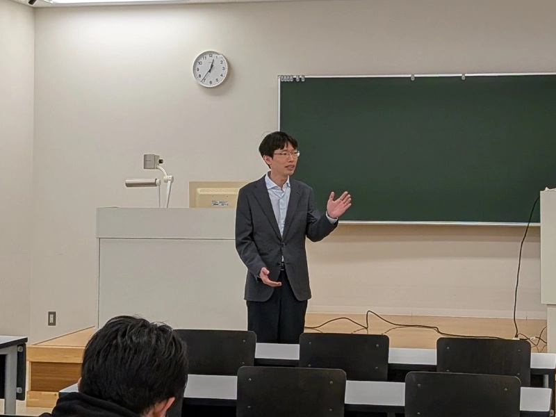 司会進行を務める法学部 橋本圭多教授