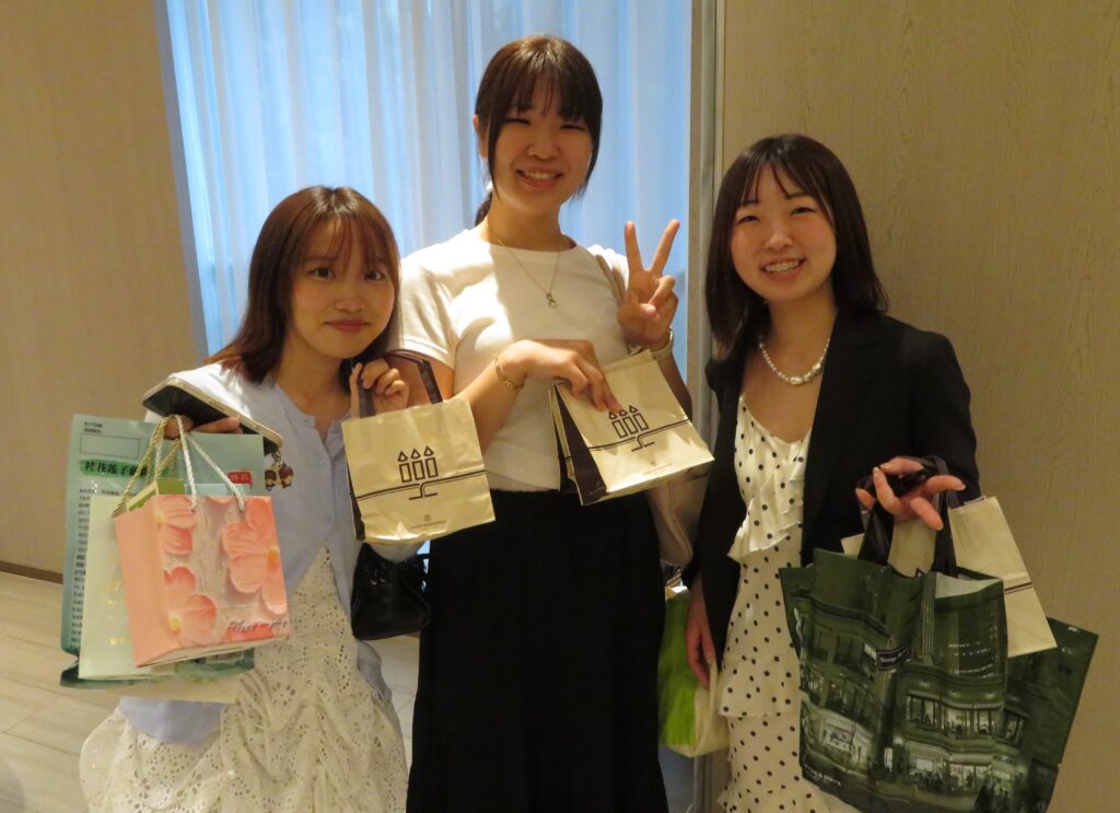 前夜祭後に記念撮影する法学部生