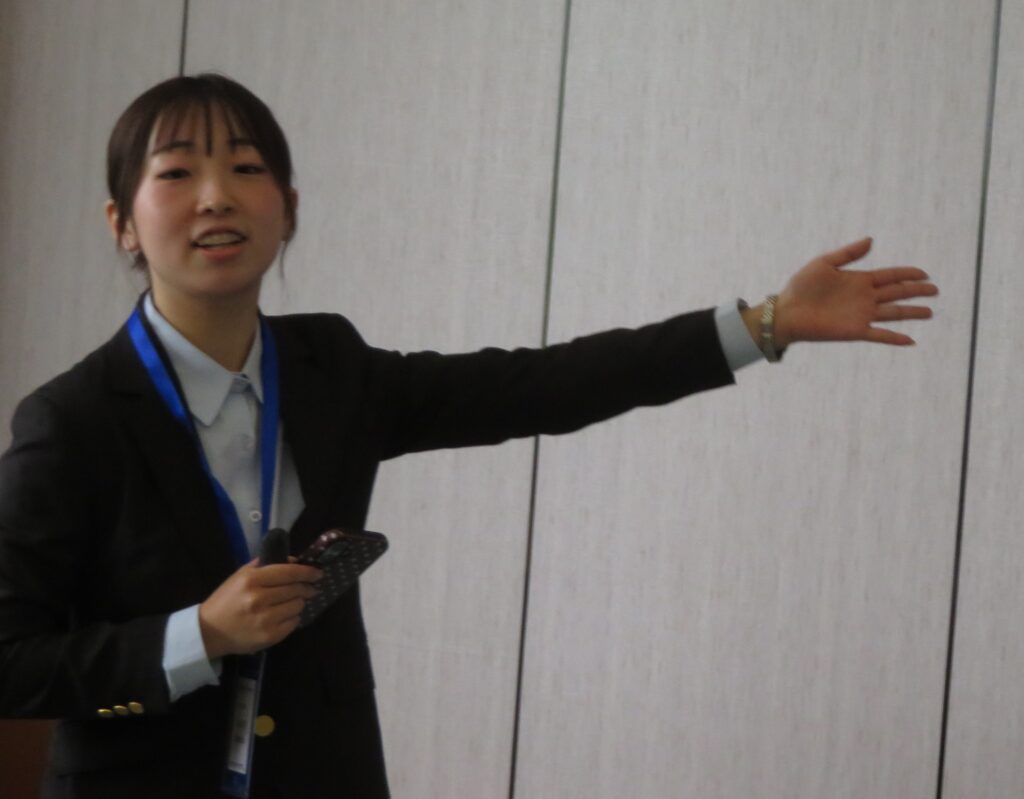 発表する赤瀬このはさん