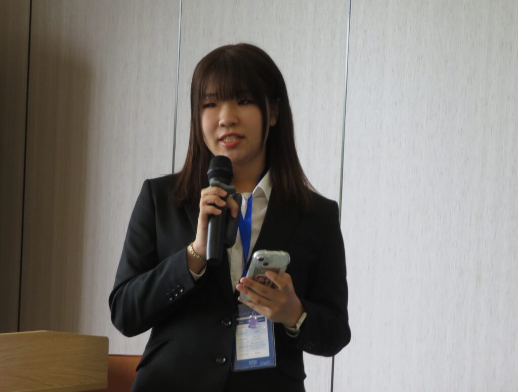 発表する長井那菜さん