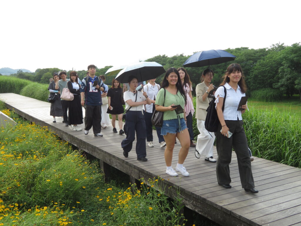 長江文明発祥の地とされる世界遺産・良渚遺跡を訪問する一行